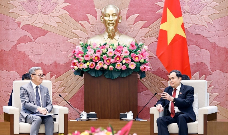 Top legislator receives Lao foreign minister in Hanoi